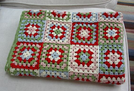Crochet Pattern for Beginners: Step-by-Step Traditional Granny Square